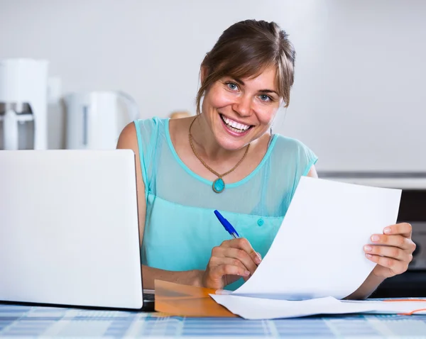 Chica solicitando préstamo bancario — Foto de Stock