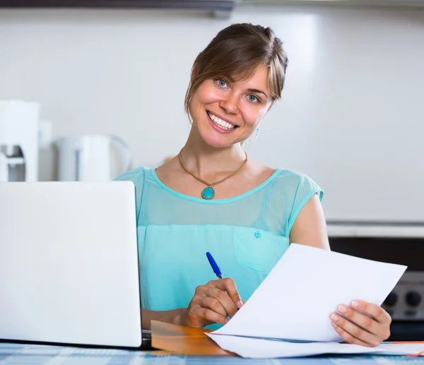 Femme souriante avec des documents — Photo