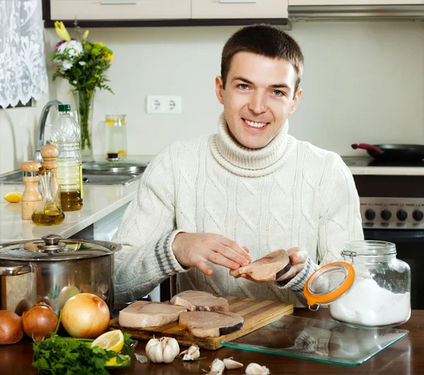 Чоловік на домашній кухні — стокове фото