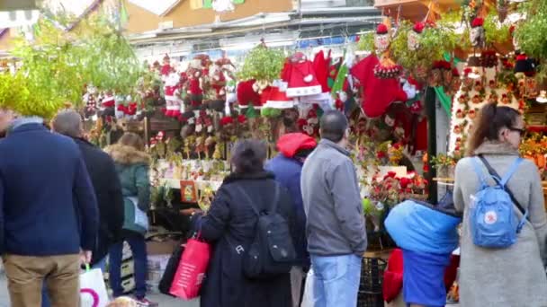 Gente en la Feria de Navidad — Vídeos de Stock