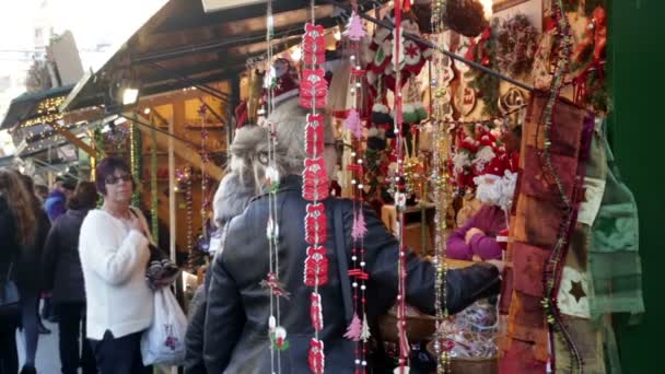 Menschen auf dem Weihnachtsmarkt — Stockvideo