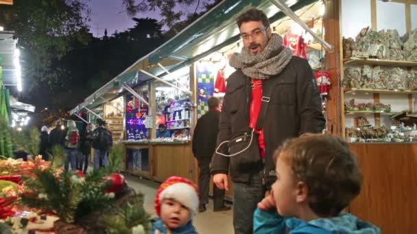 Люди на Різдвяний ярмарок — стокове відео