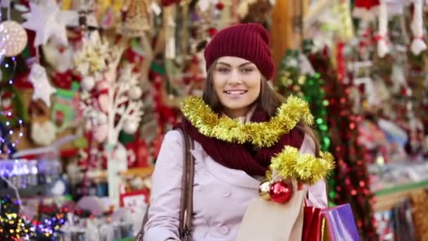 Mulher na feira de Natal — Vídeo de Stock