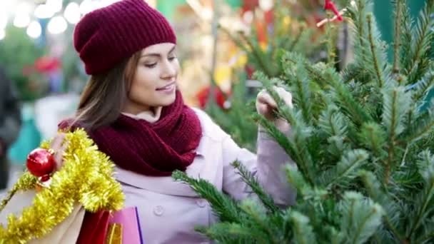 Frau wählt Neujahrsbaum aus — Stockvideo