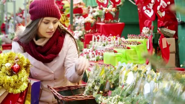 Žena, nákup květinové kompozice — Stock video