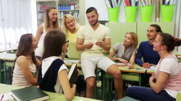 Volwassen studenten tijdens pauze — Stockvideo