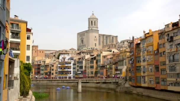 Girona con río durante el día . — Vídeos de Stock