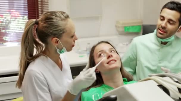Patienten och tandläkaren med sin assistent — Stockvideo