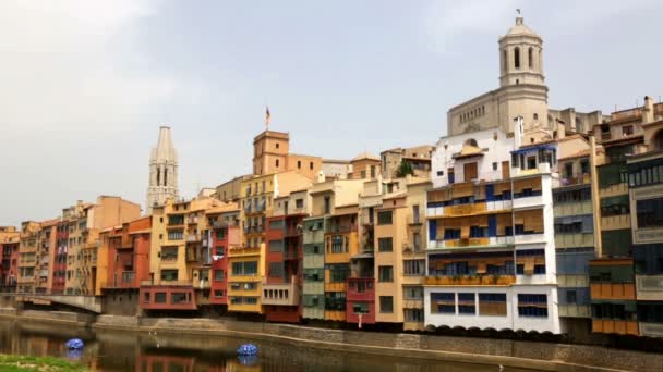 Pintorescas casas en la orilla del río — Vídeos de Stock
