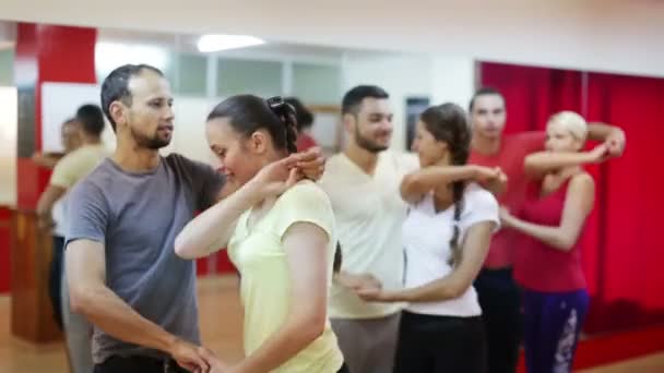 Groep mensen salsa dansen — Stockvideo