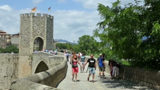 Cidade medieval com portão na ponte — Vídeo de Stock