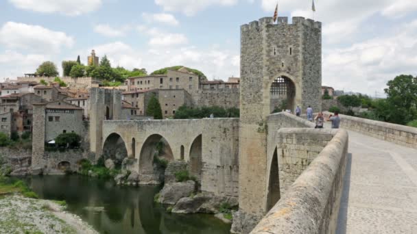 Ciudad medieval con puerta en puente — Vídeos de Stock