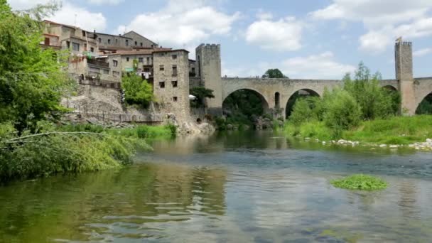 Puente medieval sobre el río . — Vídeo de stock