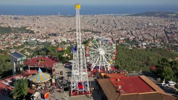 Karuseller på Tibidabo Amusement Park — Stockvideo