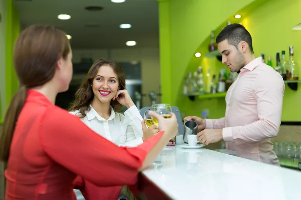 Girls flirting with barman — Stock Photo, Image