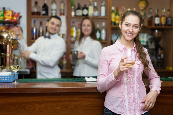 Ragazza in piedi al bar con un bicchiere di vino — Foto Stock