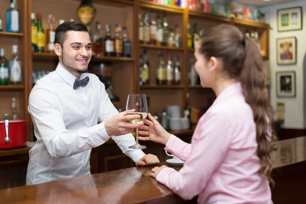 Mädchen flirtet mit Barmann am Schalter — Stockfoto