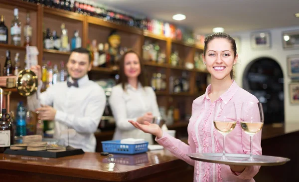 Cameriera e barman che lavorano — Foto Stock