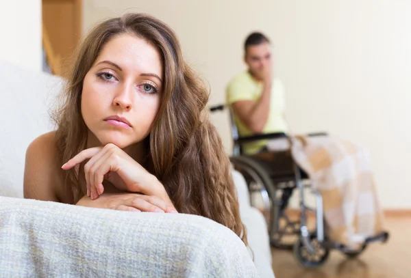 Beziehungsschwierigkeiten im Rollstuhl — Stockfoto