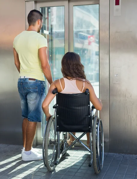 男子帮助残障电梯的女孩 — 图库照片