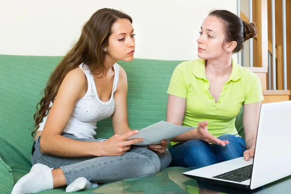 Menina procurando documentos financeiros — Fotografia de Stock