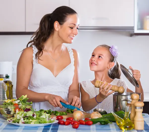 女性と女の子の調理野菜のサラダ仕立て — ストック写真