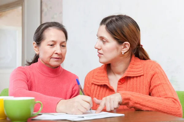 Serious women fills in the documents — Stock Photo, Image