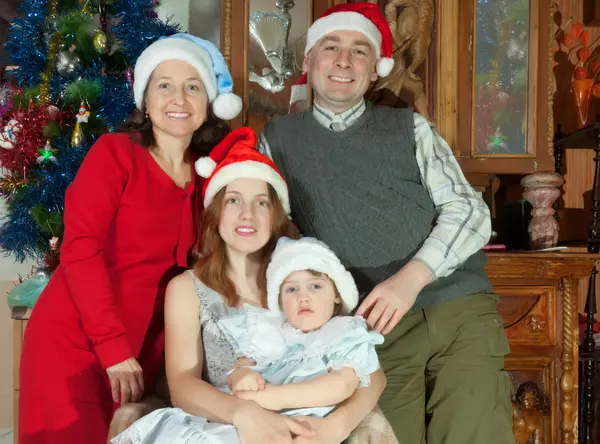 Retrato de familia feliz en sombreros de Navidad —  Fotos de Stock