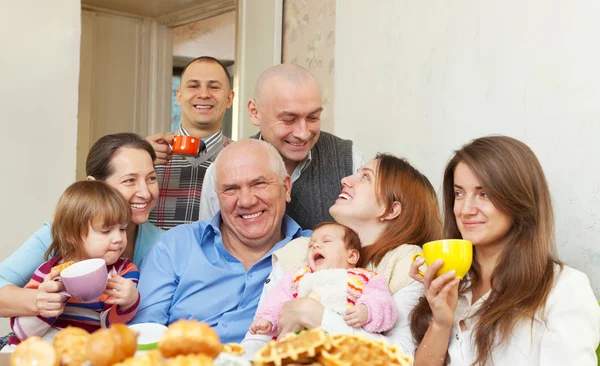 Lycklig multigeneration familj — Stockfoto