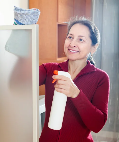 Glad mogen tjej Rengör glas — Stockfoto