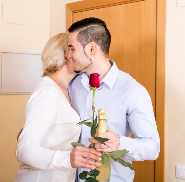 Sonriente hijo y madre mayor —  Fotos de Stock