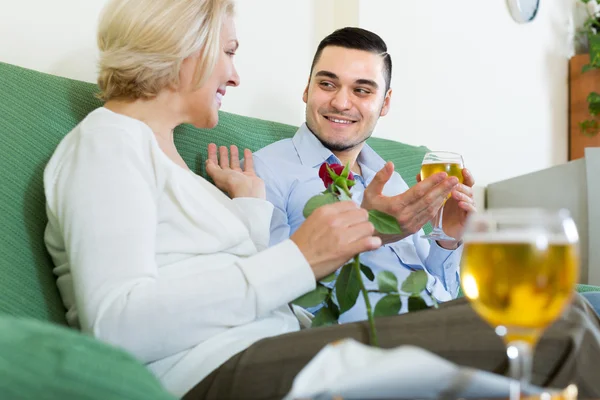 Erwachsener Sohn und ältere Mutter mit Wein — Stockfoto