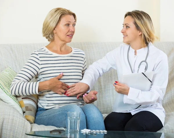 Medico che effettua l'esame del paziente — Foto Stock