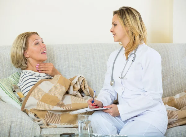 Physician visiting female patient at home — Stock Photo, Image