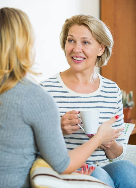 Two women drinking tea and talking — Stock Photo, Image