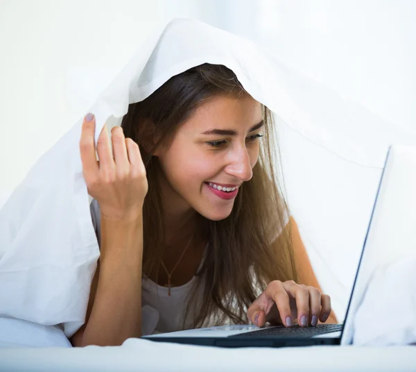 Κορίτσι να κουβεντιάσει on-line που καλύπτονται με κουβέρτα — Φωτογραφία Αρχείου