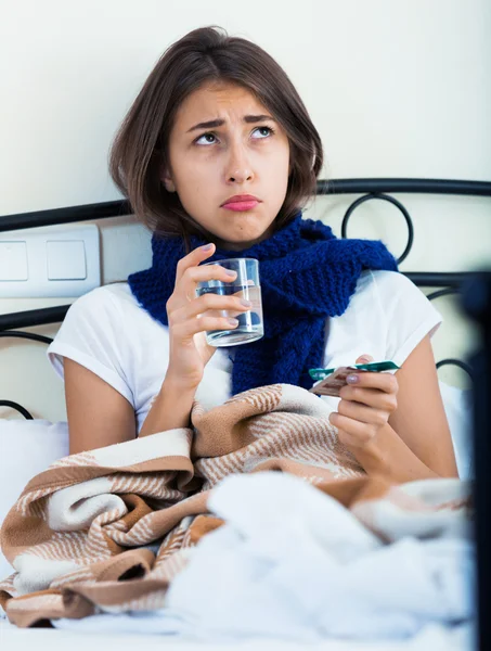 Retrato de menina miserável com gripe em casa — Fotografia de Stock