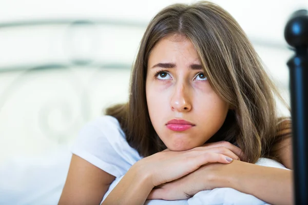 Triste adolescente nel letto di casa — Foto Stock