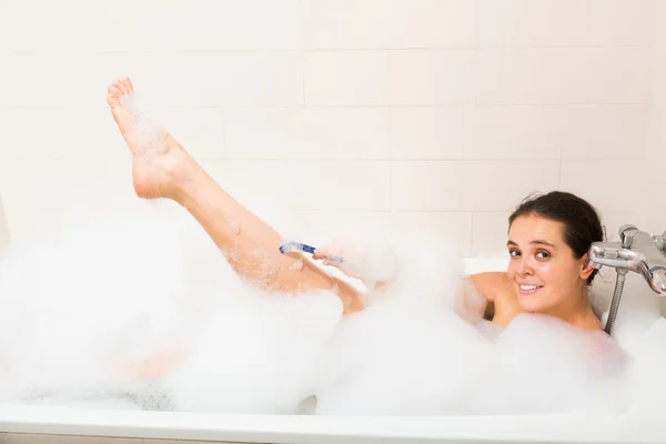 Chica afeitado pierna en bañera —  Fotos de Stock
