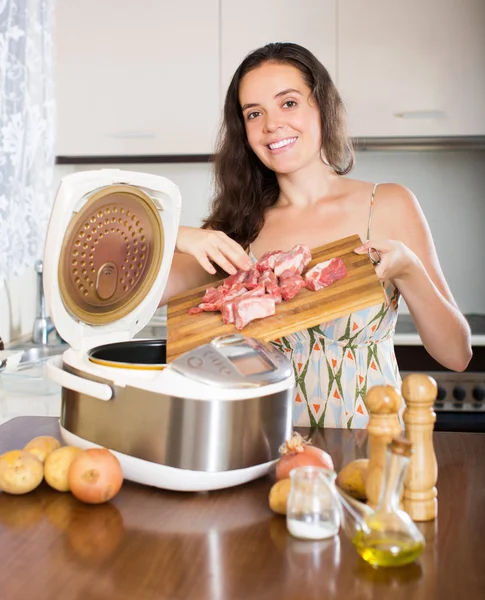 家庭主妇用 multicooker 烹调的肉 — 图库照片