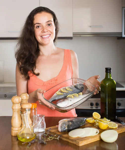 Feliz dona de casa cozinhar peixe — Fotografia de Stock