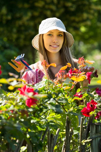 在花园里的女性花店 — 图库照片