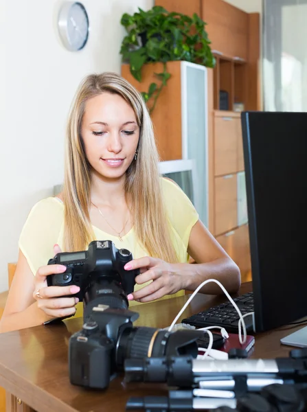 Fotógrafa delante del portátil — Foto de Stock