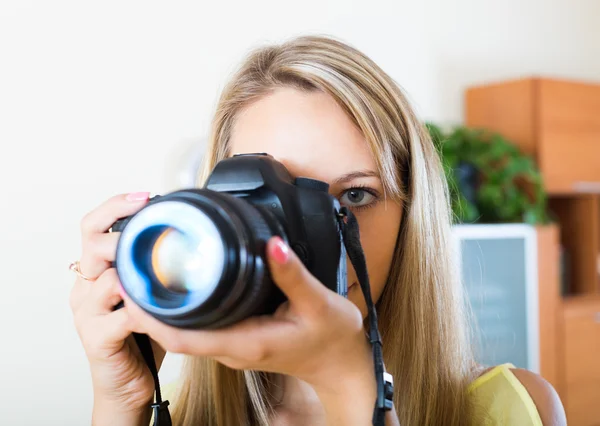Vrouwelijke fotograaf testen nieuwe camera — Stockfoto