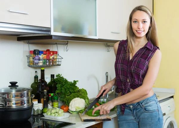 Frau kocht mit Gemüse — Stockfoto