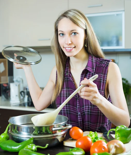 Donna bionda in cucina domestica — Foto Stock