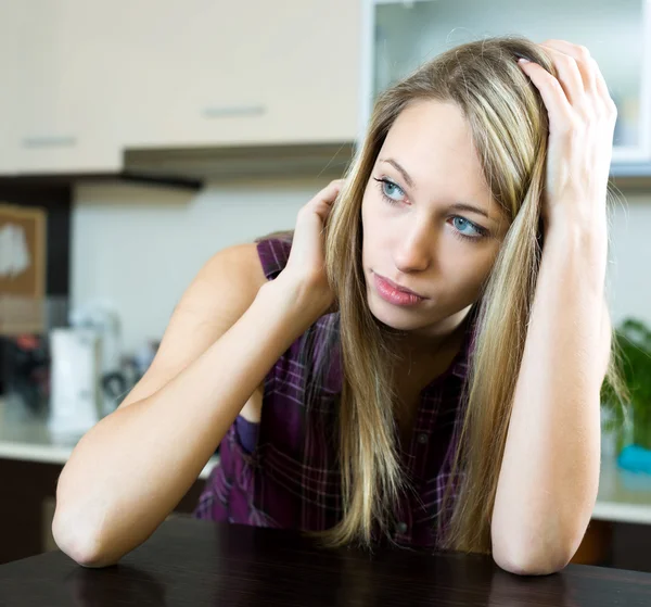 Mujer joven sintiéndose triste en la cocina —  Fotos de Stock