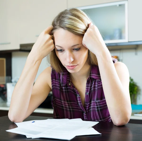 Woman filling in financial documents — Stock Photo, Image