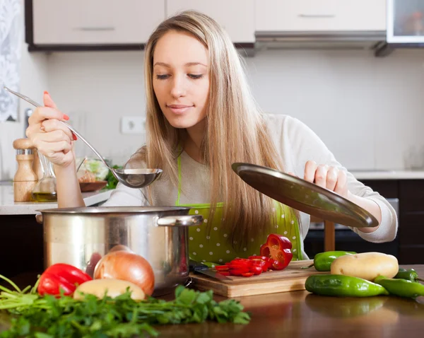 Kvinna med slev matlagning soppa — Stockfoto