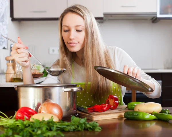 Donna con mestolo zuppa di cottura — Foto Stock